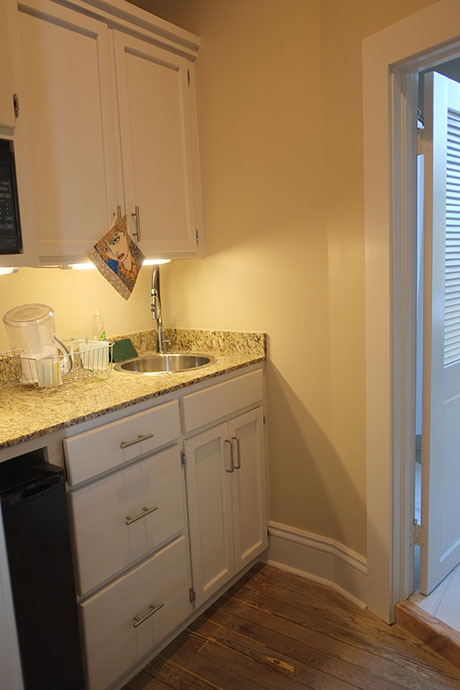 Courthouse Suite - Fully Equipped and Furnished Overnight Stays, Kitchen | Woodville Lofts & Studios, Mississippi, MS